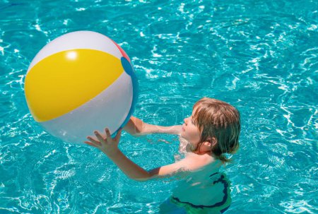 Foto de Niño nadando y jugando en una piscina. Niño jugando en la piscina. Concepto vacaciones de verano. Retrato de verano para niños - Imagen libre de derechos