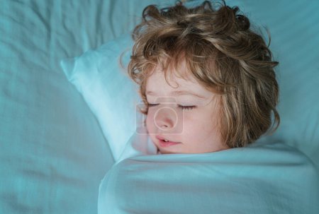Téléchargez les photos : Jolis gosses endormis au lit. Dormir les enfants - en image libre de droit