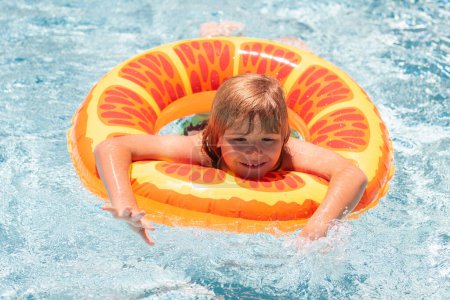 Foto de Niño en la piscina. Concepto de vacaciones de verano para niños. Retrato de verano para niños en agua de mar en la playa - Imagen libre de derechos