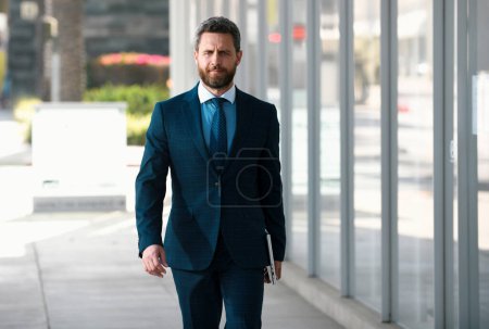 Téléchargez les photos : Portrait d'un homme d'affaires debout dans un bureau - en image libre de droit