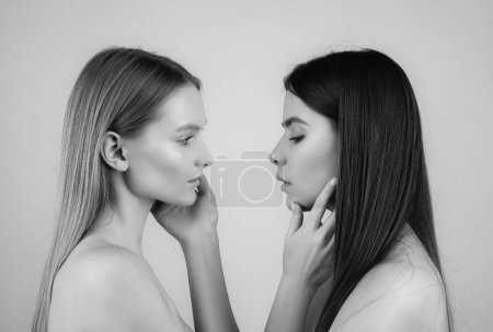 Foto de Pareja lésbica besar a mujer en relaciones. Novia LGBT - Imagen libre de derechos