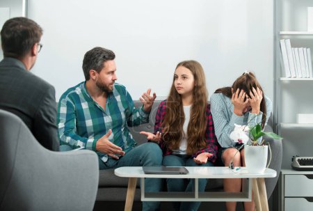 Foto de Familia en sesión de psicología. Psicólogo ayudando a la familia joven con un niño a resolver los problemas de los adolescentes - Imagen libre de derechos