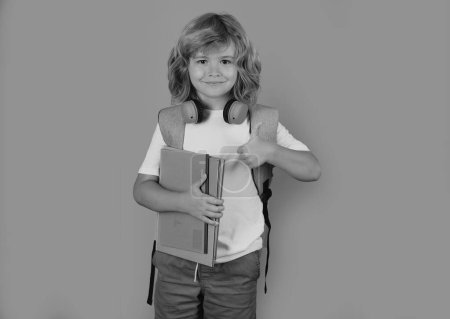 Foto de Retrato del alumno libro sobre fondo de estudio aislado gris. Concepto escolar y educativo. Regreso a la escuela - Imagen libre de derechos