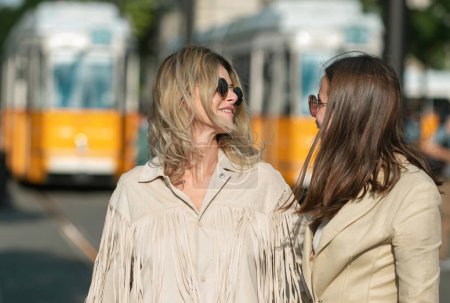 Foto de Felices mujeres sonrientes caminando por la calle. Vacaciones divertidas, viajes románticos - Imagen libre de derechos