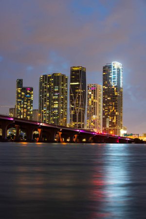 Téléchargez les photos : Miami, Florida, United States night city photo - en image libre de droit