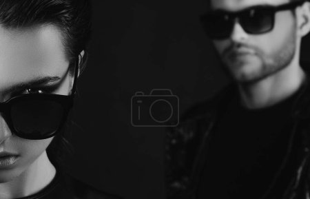 Téléchargez les photos : Couple in fashion black sunglasses. Closeup face. Fashionable young people. Trendy look - en image libre de droit
