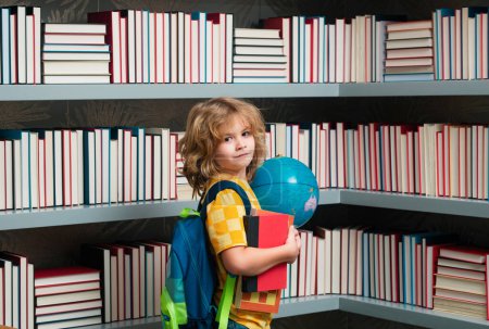 Téléchargez les photos : Le monde des écoliers et les livres. Étudiant écolier caucasien intelligent retournant à l'école. Éducation des enfants - en image libre de droit