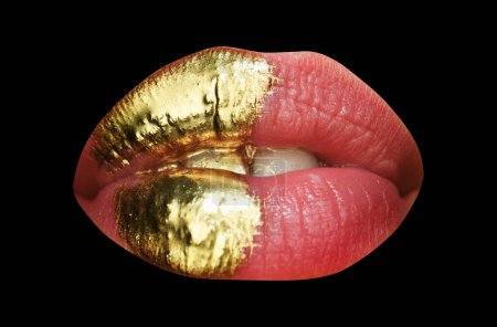 Téléchargez les photos : Fille sexy lèvres dorées, bouche dorée. Maquillage peau dorée éclatante. Maquillage brillant métallisé brillant à lèvres doré. Beauté et mode - en image libre de droit