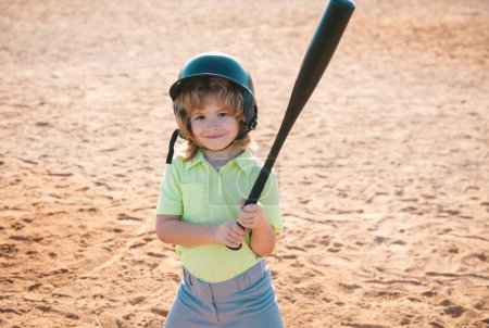 Foto de Un chico sosteniendo un bate de béisbol. Lanzador niño a punto de lanzar en el béisbol juvenil - Imagen libre de derechos
