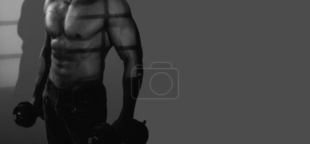 Téléchargez les photos : Modèles de bannière avec homme musclé, torse musculaire, six pack abs muscle. Homme avec haltère. Musclé Bodybuilder Guy faire des exercices - en image libre de droit