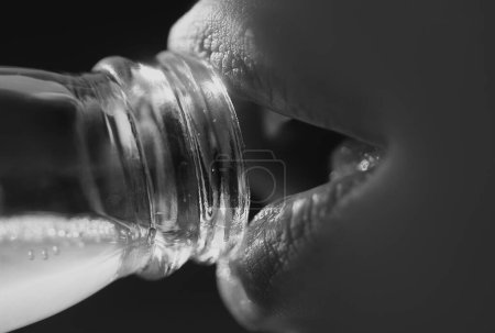 Foto de Boca de mujer bebiendo agua de botella. Primer plano beber agua. labios sensuales - Imagen libre de derechos