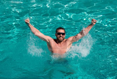 Foto de Piscina resort. Un tipo en el agua. Hombre feliz en la piscina. Vacaciones de verano. Hombre de verano - Imagen libre de derechos