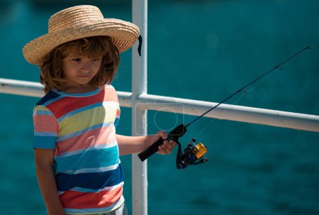 Foto de Niño dedicado a pasatiempos de pesca, sostiene una caña de pescar. Estilo de vida de verano. Niños pescando en fin de semana - Imagen libre de derechos