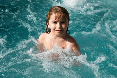 Téléchargez les photos : Souriant mignon petit garçon dans la piscine - en image libre de droit