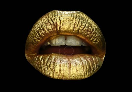 Téléchargez les photos : Des lèvres dorées glamour. Rouge à lèvres doré en gros plan. Lèvres avec maquillage métallique. lèvres sexy, rouge à lèvres métallisé gros plan - en image libre de droit