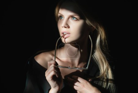 Foto de Mujer sexy con sombras en la cara hermosa en el estudio negro - Imagen libre de derechos