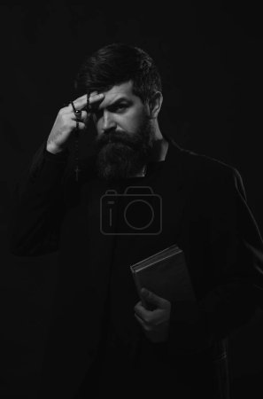 Téléchargez les photos : Pasteur ou prédicateur avec la Bible. Prêtre mains priantes portrait du pasteur masculin - en image libre de droit