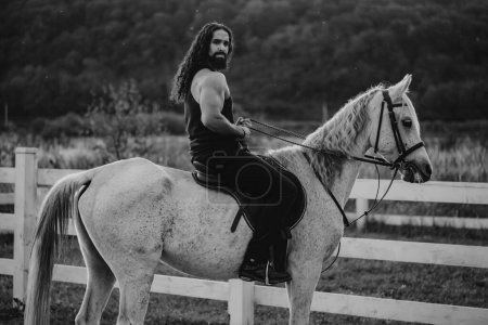 Téléchargez les photos : Homme fermier sexy équitation. cow-boy musclé à cheval - en image libre de droit