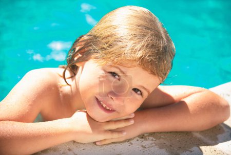 Téléchargez les photos : Portrait d'enfant dans la piscine. Concept vacances d'été - en image libre de droit