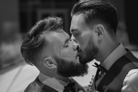 Téléchargez les photos : Embrasser un couple gay. Mariage gay, gros baiser masculin. Vacances, festivals et événements lgbt concept - en image libre de droit