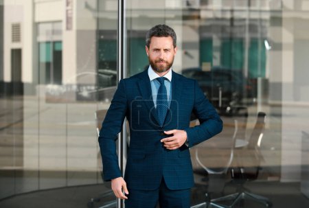 Téléchargez les photos : Portrait d'un homme d'affaires mature confiant debout à l'extérieur du bureau - en image libre de droit