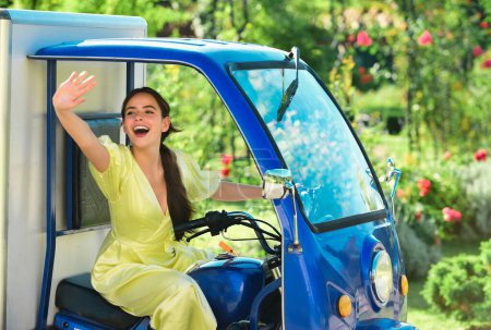 Foto de Sonriendo asombrado joven mujer draver en coche electro. Salvando la ecología. Coches eléctricos - Imagen libre de derechos