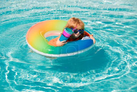 Foto de Niños jugando en la piscina. Kid vacaciones de verano - Imagen libre de derechos