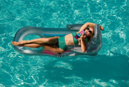 Foto de Vacaciones de verano sexy mujer. Una chica en traje de baño. Mujer de verano en colchón inflable - Imagen libre de derechos