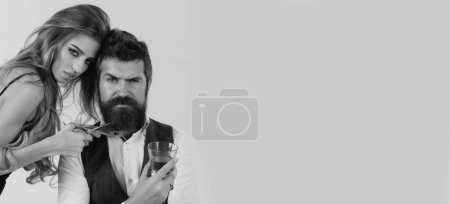 Téléchargez les photos : Homme barbu avec longue barbe classique boire du whisky, homme barbu et femme sexy avec des ciseaux. Barbier avec ciseaux, salon de coiffure. Modèles conception de bannière Web. Bannière horizontale pour en-tête de site Web - en image libre de droit