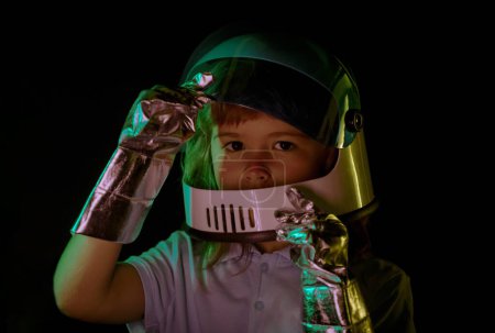 Foto de Niño se imagina a sí mismo como un astronauta en un casco espacial. Cerca de niños cara en negro - Imagen libre de derechos