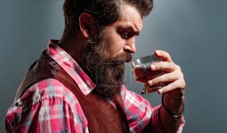 Foto de Un sommelier. Atractivo camarero en el bar de whiskey. Degustación de alcohol de élite - Imagen libre de derechos