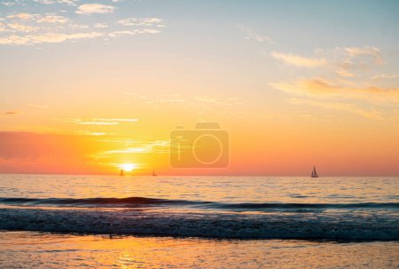 Foto de Puesta de sol en el mar. Salida del sol en la playa. Colorido océano playa amanecer - Imagen libre de derechos