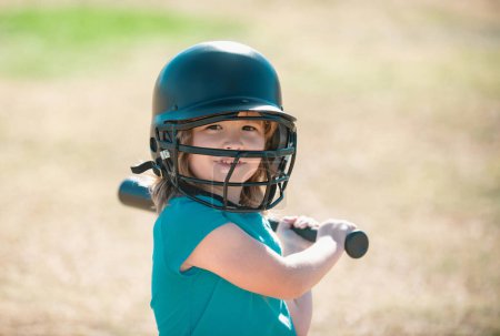 Foto de Retrato de niño en casco de béisbol y bate de béisbol listo para batear - Imagen libre de derechos