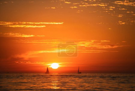 Téléchargez les photos : Paysage marin lever de soleil doré sur la mer. Paysage naturel. Belle couleur orange et jaune sur le coucher du soleil de l'océan. Paysage marin avec ciel doré et nuages - en image libre de droit
