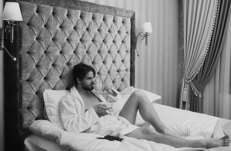 Téléchargez les photos : Homme sexy allongé sur le lit - en image libre de droit