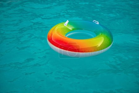 Téléchargez les photos : Vacances d'été. Cercle en caoutchouc, piscine aquapark Summertime - en image libre de droit