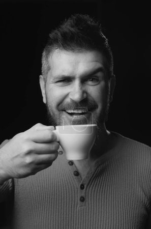 Téléchargez les photos : Être d'humeur café. Joyeux hipster buvant du café le matin. Homme barbu souriant avec tasse de café pour le petit déjeuner. Profiter du temps du café
. - en image libre de droit