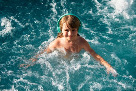 Foto de Divertido niño disfrutando del verano en la piscina - Imagen libre de derechos