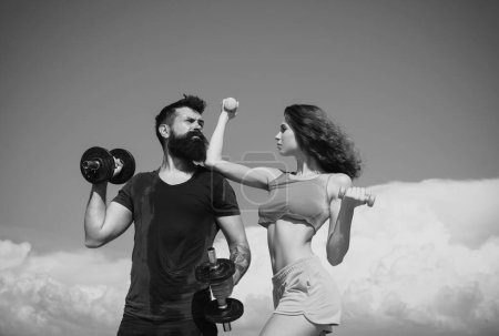 Téléchargez les photos : Entraînement homme et femme avec haltères, sport athlétique couple exercice extérieur - en image libre de droit