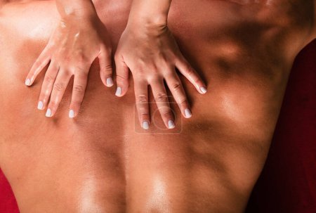 Téléchargez les photos : Massage des muscles des épaules. Massage sportif. Thérapeute travaillant avec les épaules. Homme recevant massage du dos du masseur dans le spa - en image libre de droit