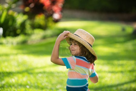 Foto de Cara de niño graciosa. Niños en sombrero de paja, retrato de verano - Imagen libre de derechos