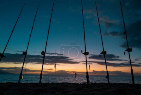 Foto de Carrete de pesca de aguas profundas en un barco durante el amanecer - Imagen libre de derechos