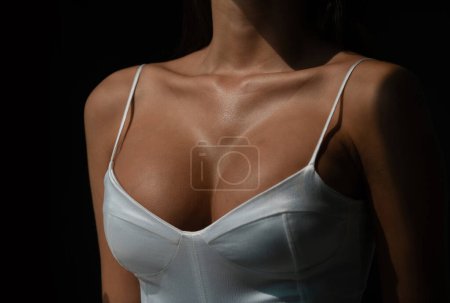 Téléchargez les photos : Beau corps de femme gros seins et soutien-gorge blanc. Poitrine sexy. Femme aux seins naturels - en image libre de droit