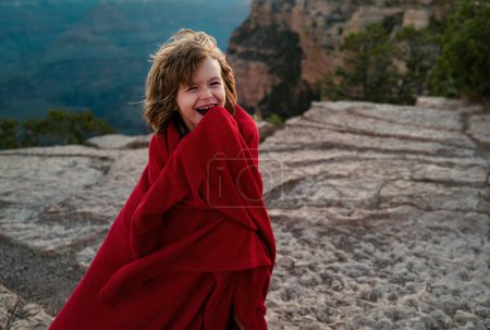 Téléchargez les photos : Enfant garçon sur paysage de montagne. Canyon National Park, États-Unis. Les enfants sur la nature matin - en image libre de droit