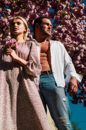 Foto de Marido y esposa sexy. Moda de primavera. Retrato al aire libre de pareja de jóvenes amantes cerca de sakura - Imagen libre de derechos