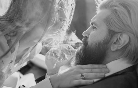 Foto de Pareja de pasión. Gente sensual romántica. Beso en humo - Imagen libre de derechos