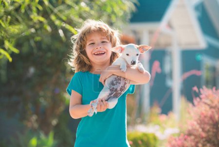 Foto de Abraza a tus amigos. Niño feliz abraza a su perro mascota - Imagen libre de derechos