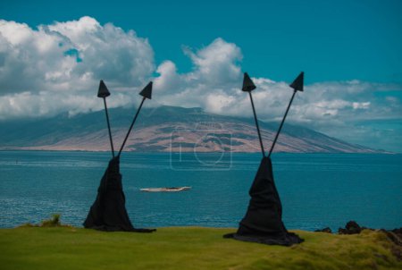 Téléchargez les photos : Rêve côtier tranquillité. Vue panoramique sur la plage de l'île hawaïenne de Maui. Torches de feu hawaïennes - en image libre de droit