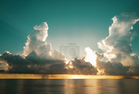 Foto de Puesta de sol sobre fondo marino. Fondo de pantalla de la naturaleza con mar de verano. Textura de mar de agua. Calma amanecer en el mar tropical. Océano tranquilo - Imagen libre de derechos