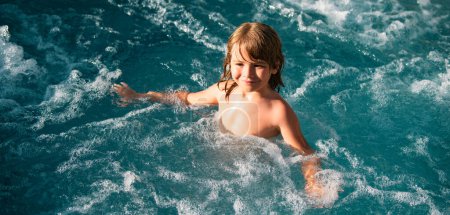 Foto de Divertido niño disfrutando del verano en la piscina - Imagen libre de derechos